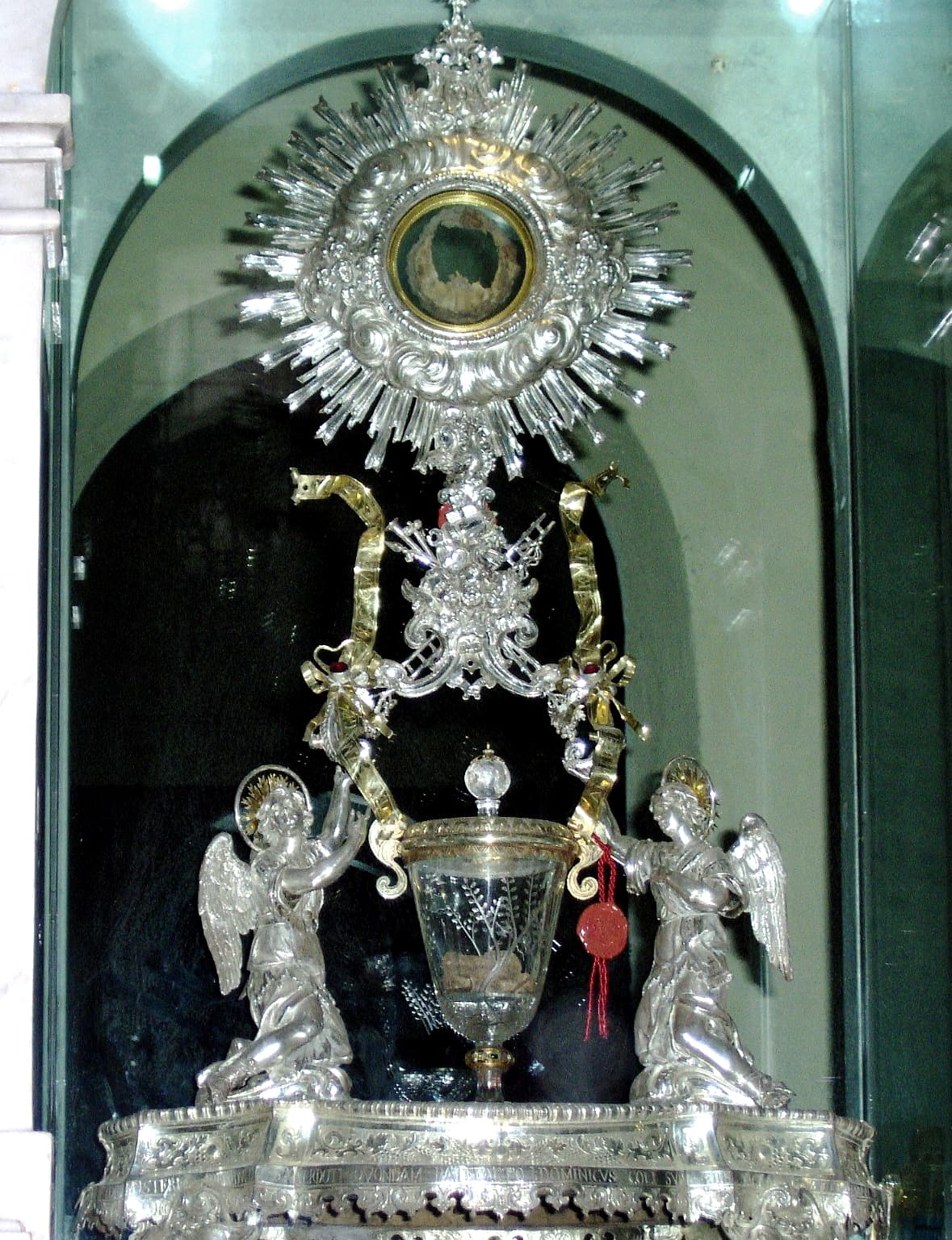 The relics of Lanciano: silver monstrance with the host of flesh, and below it the crystal chalice with the blood
