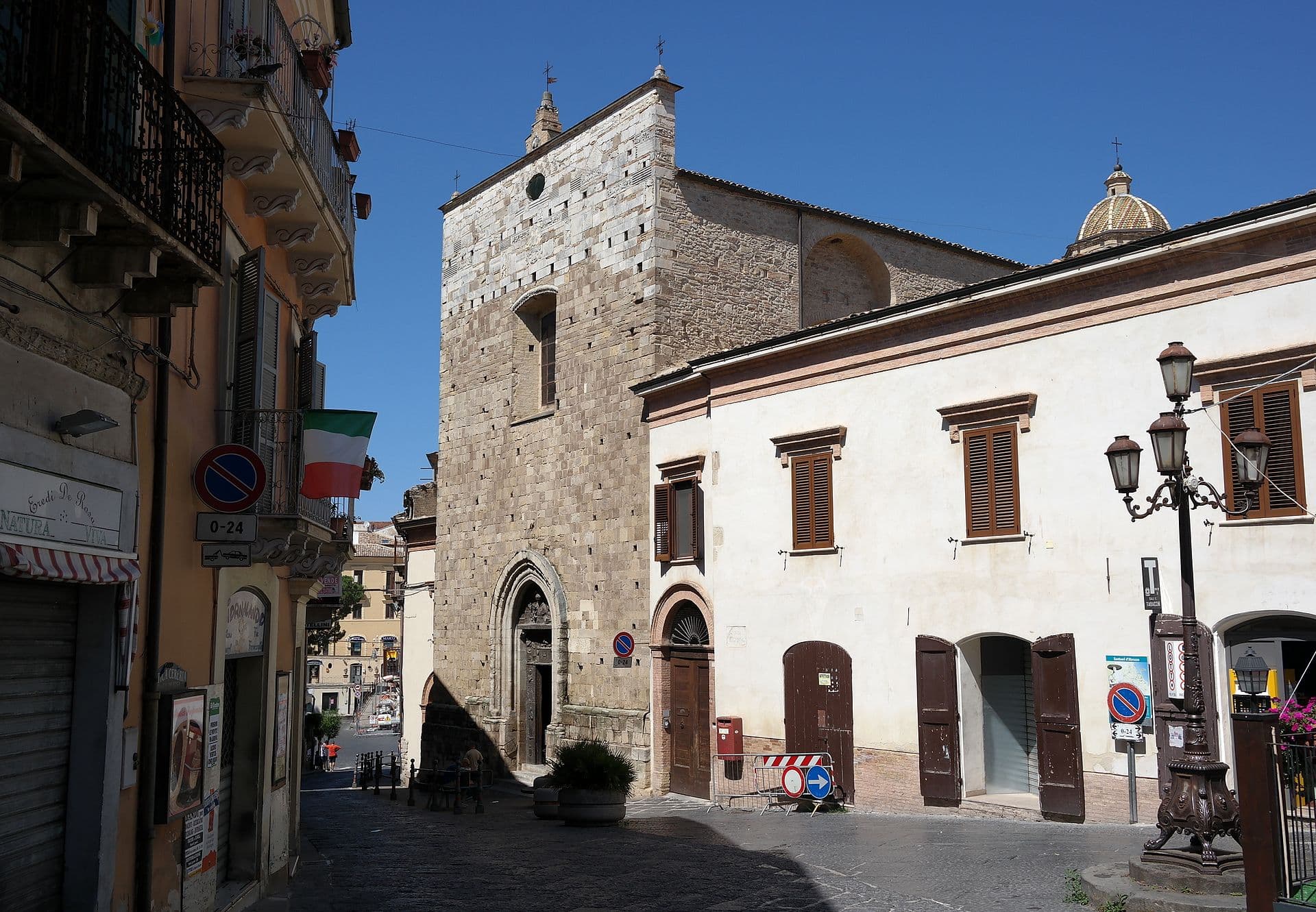 Fassade der Kirche San Francesco in Lanciano mit gotischem Portal